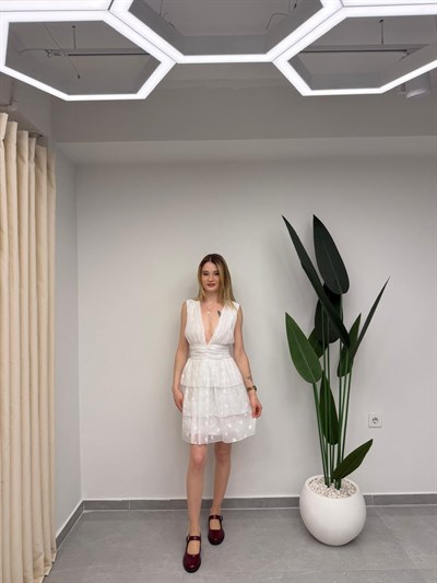 Derin V Yaka Belden Oturtmalı Drapeli Eteği Katlı Mini Elbise Beyaz