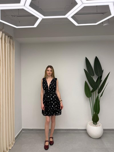 Derin V Yaka Belden Oturtmalı Drapeli Eteği Katlı Mini Elbise Siyah