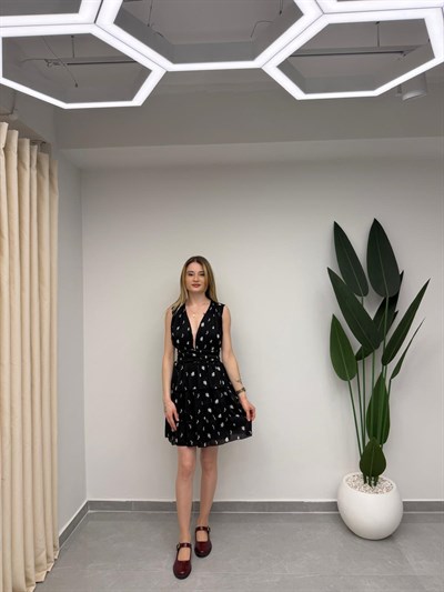 Derin V Yaka Belden Oturtmalı Drapeli Eteği Katlı Mini Elbise Siyah