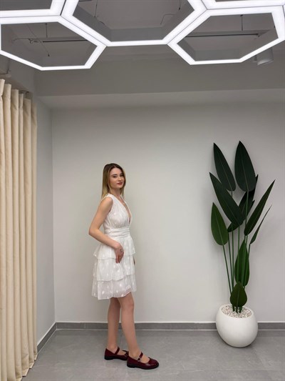 Derin V Yaka Belden Oturtmalı Drapeli Eteği Katlı Mini Elbise Beyaz