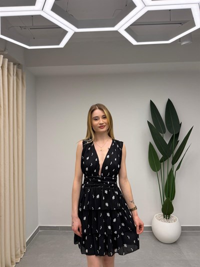 Derin V Yaka Belden Oturtmalı Drapeli Eteği Katlı Mini Elbise Siyah