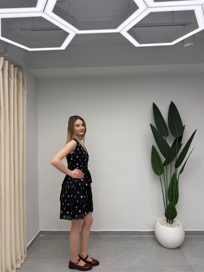 Derin V Yaka Belden Oturtmalı Drapeli Eteği Katlı Mini Elbise Siyah