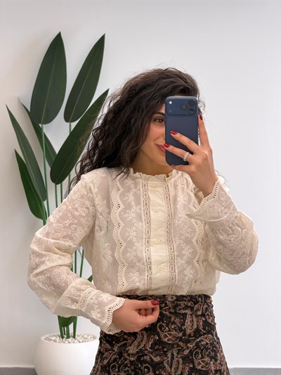 Fisto İşlemeli Dantel Garnili Hakim Yaka Gömlek