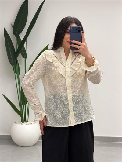 Fisto İşlemeli Dantel Garnili Hakim Yaka Fırfırlı Gömlek