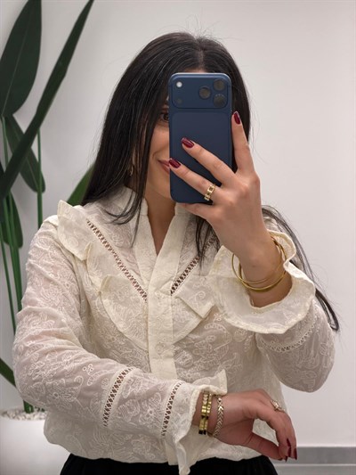 Fisto İşlemeli Dantel Garnili Hakim Yaka Fırfırlı Gömlek