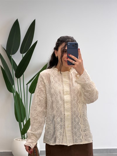 Fisto İşlemeli Dantel Garnili Hakim Yaka Gömlek