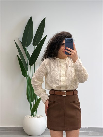 Fisto İşlemeli Dantel Garnili Hakim Yaka Gömlek