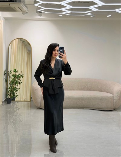 Kruvaze Yaka Broş Detaylı Bluz Siyah