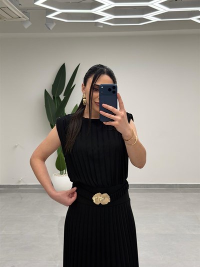 Piliseli Gold Kemer Detaylı Elbise Siyah