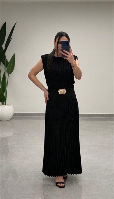 Piliseli Gold Kemer Detaylı Elbise Siyah