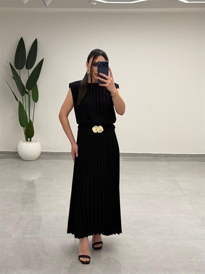 Piliseli Gold Kemer Detaylı Elbise Siyah