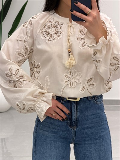 Püsküllü Nakış İşlemeli Bluz