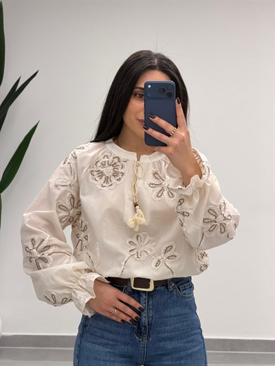 Püsküllü Nakış İşlemeli Bluz