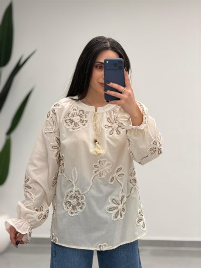 Püsküllü Nakış İşlemeli Bluz