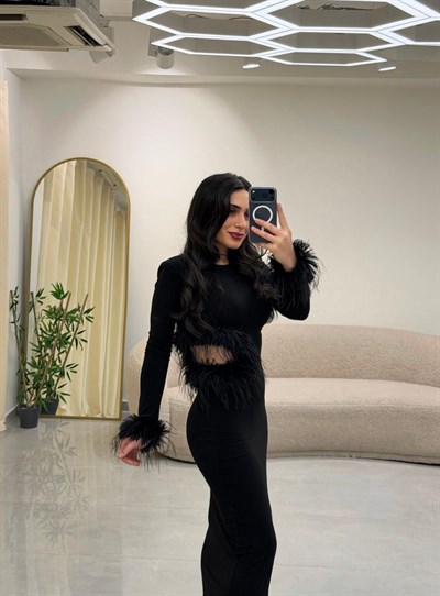 Tüy Detaylı Yan Dekolteli Elbise Siyah