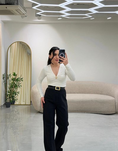 V Yaka Broş Detaylı Bluz Beyaz