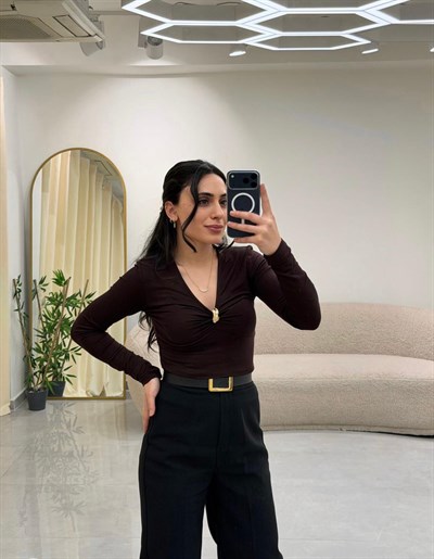V Yaka Broş Detaylı Bluz Kahve