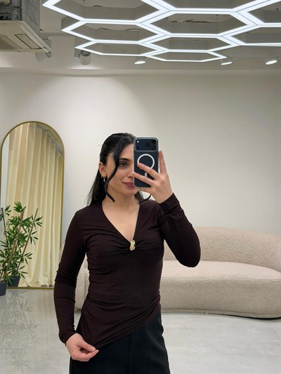 V Yaka Broş Detaylı Bluz Kahve