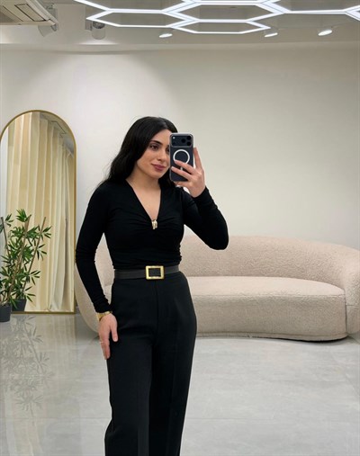 V Yaka Broş Detaylı Bluz Siyah