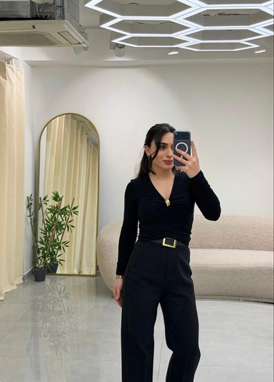 V Yaka Broş Detaylı Bluz Siyah