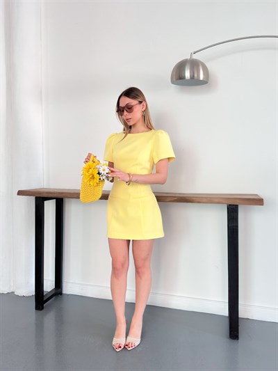 Minimal Çizgisi ve Modern Omuz Detaylı Mini Elbise Sarı