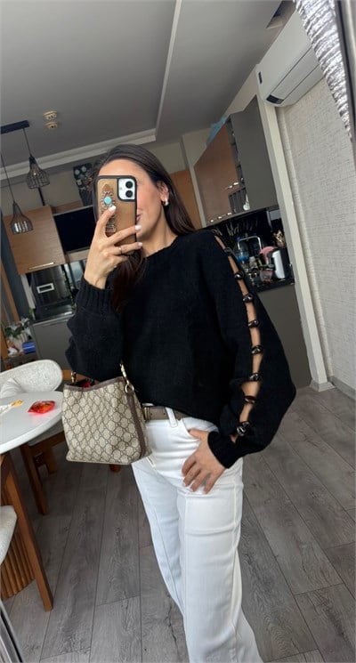 Kolları Yırtmaçlı & Aksesuar Detaylı Siyah Triko Kazak