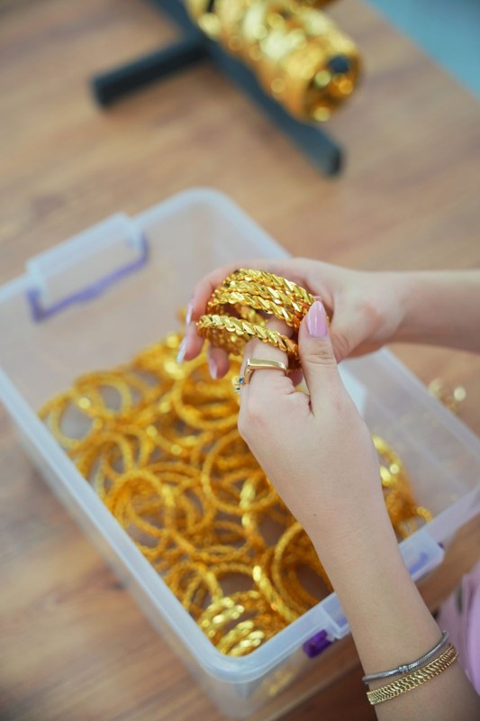 Toptan takı siparişinin ofiste ayıklanıp paketlenmesi
