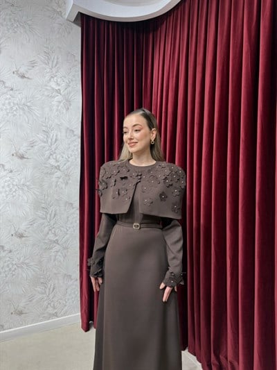 BBC PELERİNLİ ELBİSE - KAHVE