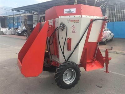 FutterMeister 2 m3 Traktor Tahrik Çekili Tip Kepçeli Yem Karma Makinası