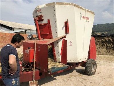 FutterMeister 8 m3 Dik Yem Karma Makinası