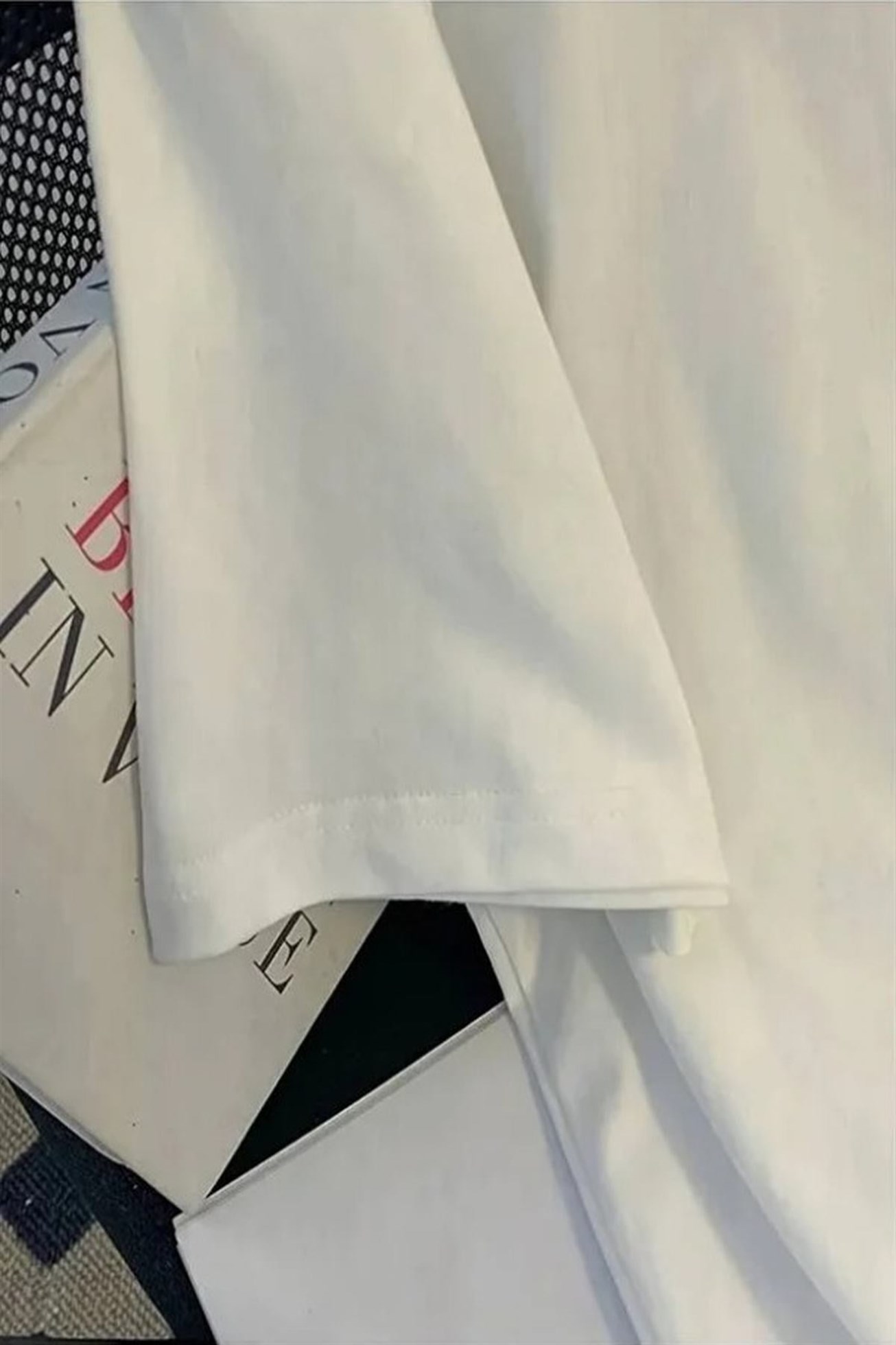 Beyaz Kurdele Desenli Kadın Tişört