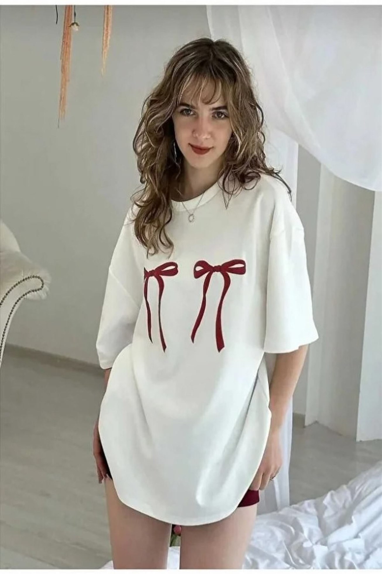Beyaz Kurdele Desenli Kadın Tişört