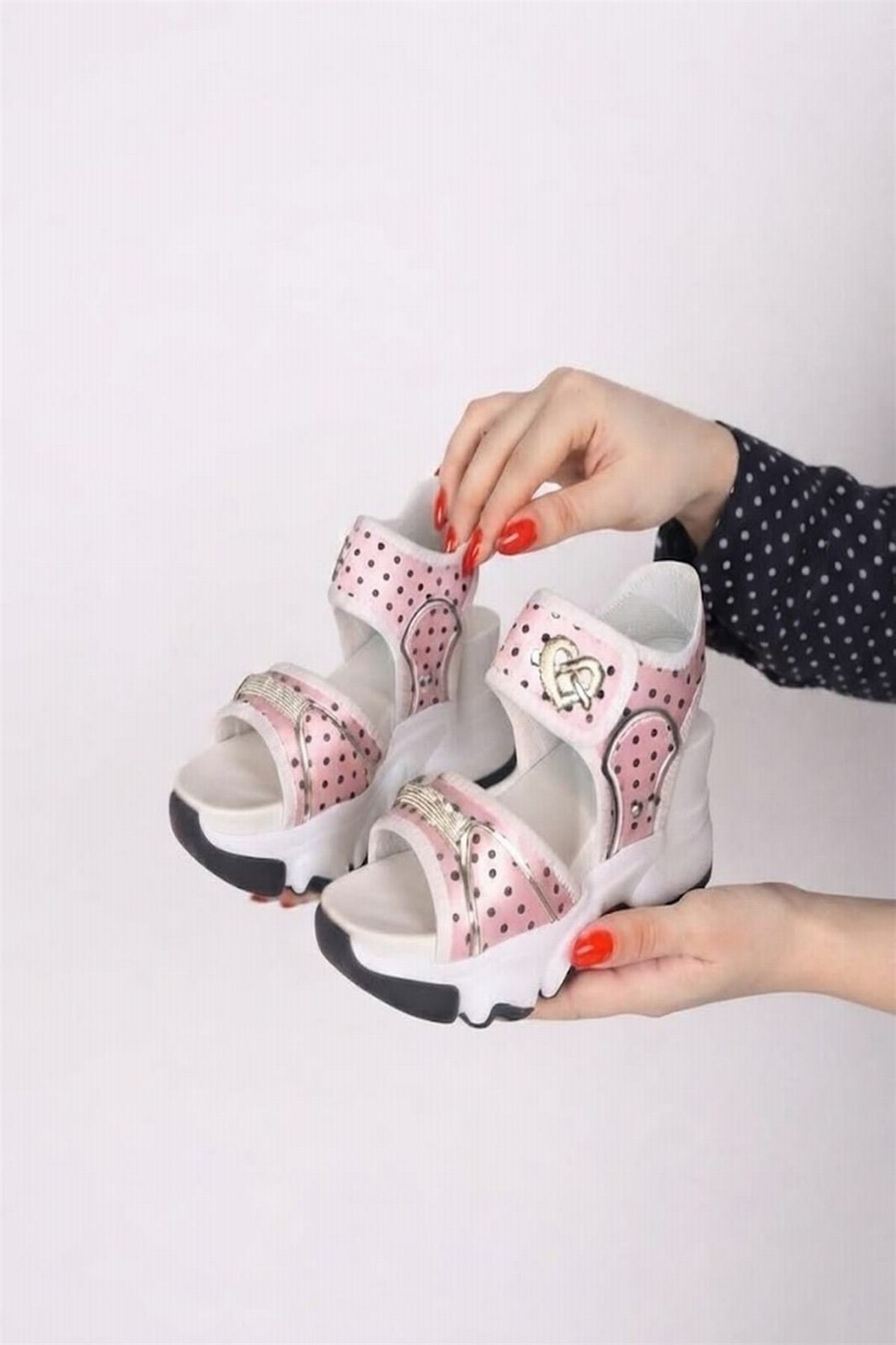 Pembe Puantiyeli Kalp Tokalı ve Taş Detaylı 10 CM Topuklu Kadın Spor Sandalet