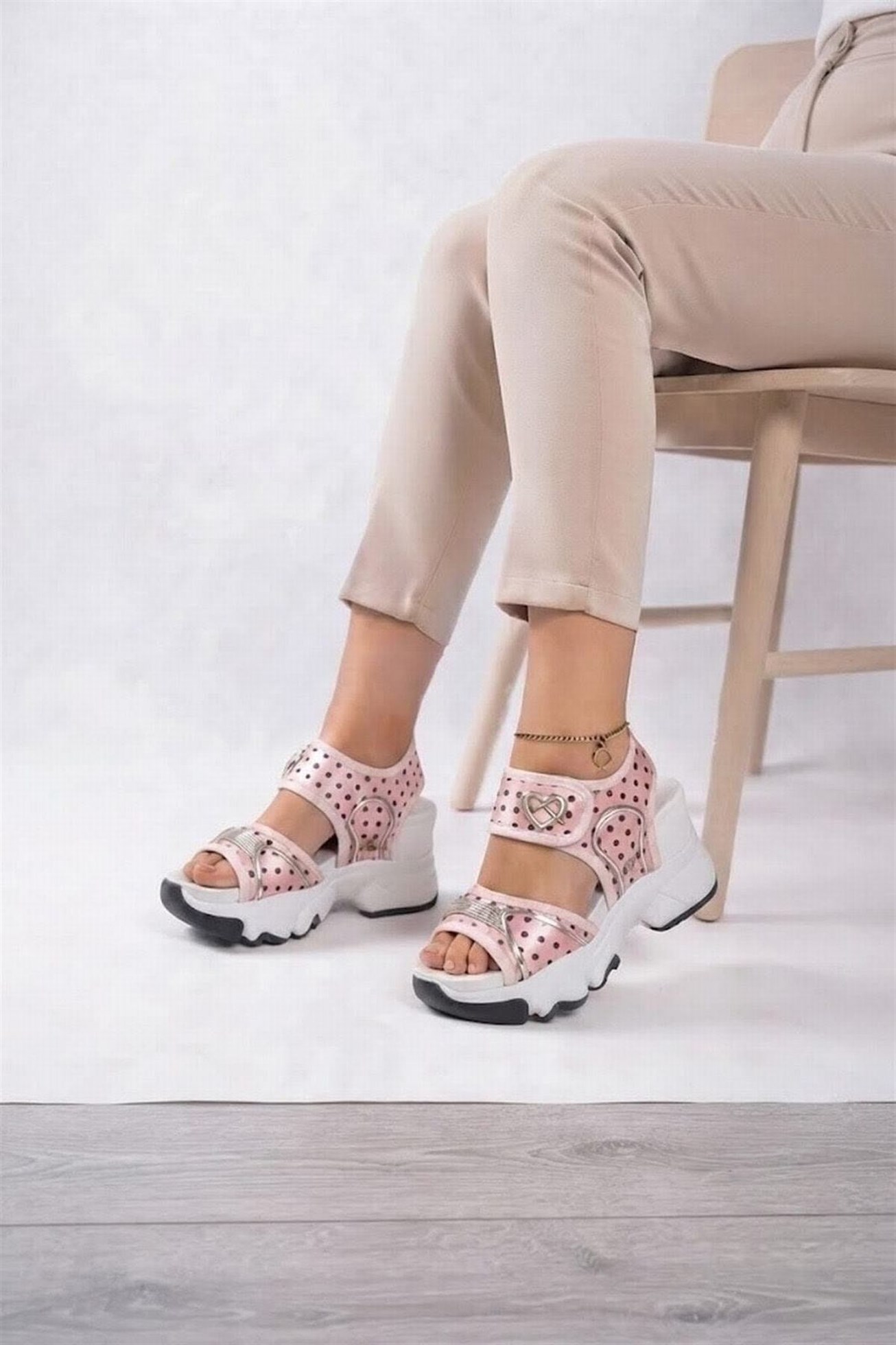 Pembe Puantiyeli Kalp Tokalı ve Taş Detaylı 10 CM Topuklu Kadın Spor Sandalet