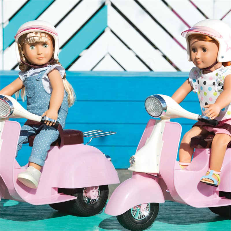 Scooter Rose Et Blanc Pour Poupées Our Generation – Avec Casque Inclus, Jouet Dès 3 Ans