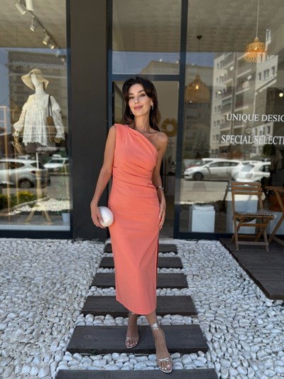 Tek omuz drapeli midi elbise