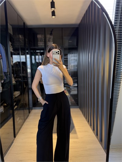Beyaz Göğüs Pedli Dik Yaka Büzgülü Bluz