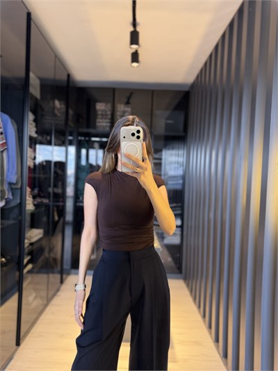 Kahve Göğüs Pedli Dik Yaka Büzgülü Bluz