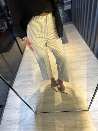 Paçaları Yırtmaçlı Pantolon