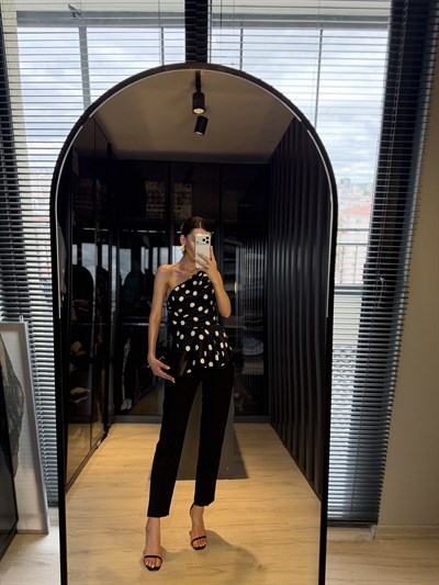 Siyah Paça Yırtmaçlı Fit Pantolon 
