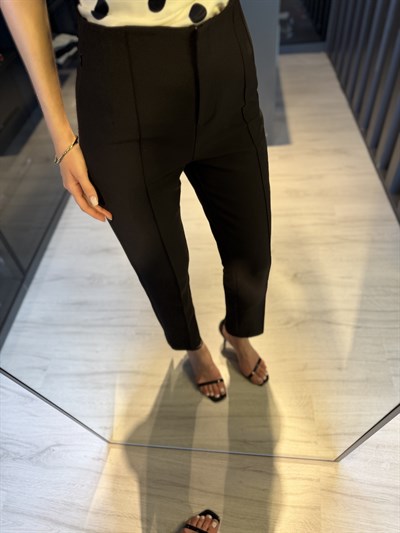 Siyah Paça Yırtmaçlı Fit Pantolon 