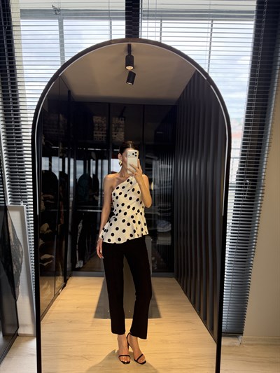 Siyah Paça Yırtmaçlı Fit Pantolon 