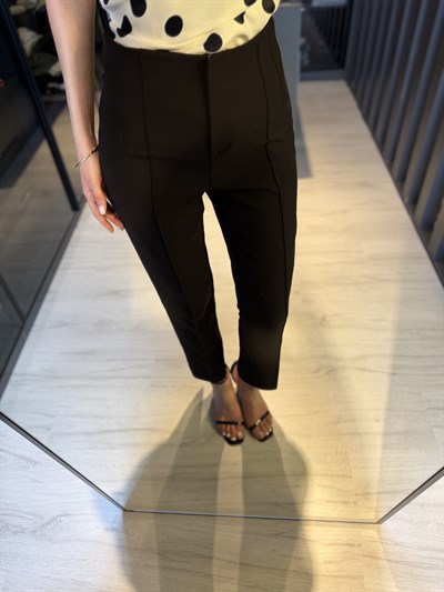 Siyah Paça Yırtmaçlı Fit Pantolon 