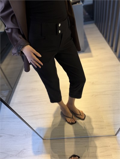 Siyah Toka Detay Kapri Pantolon 