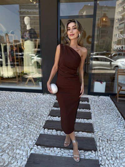 Tek omuz drapeli midi elbise