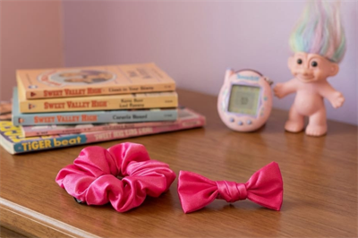 Fuşya Işıltılı Scrunchie ve Fiyonk Yan Toka Seti 