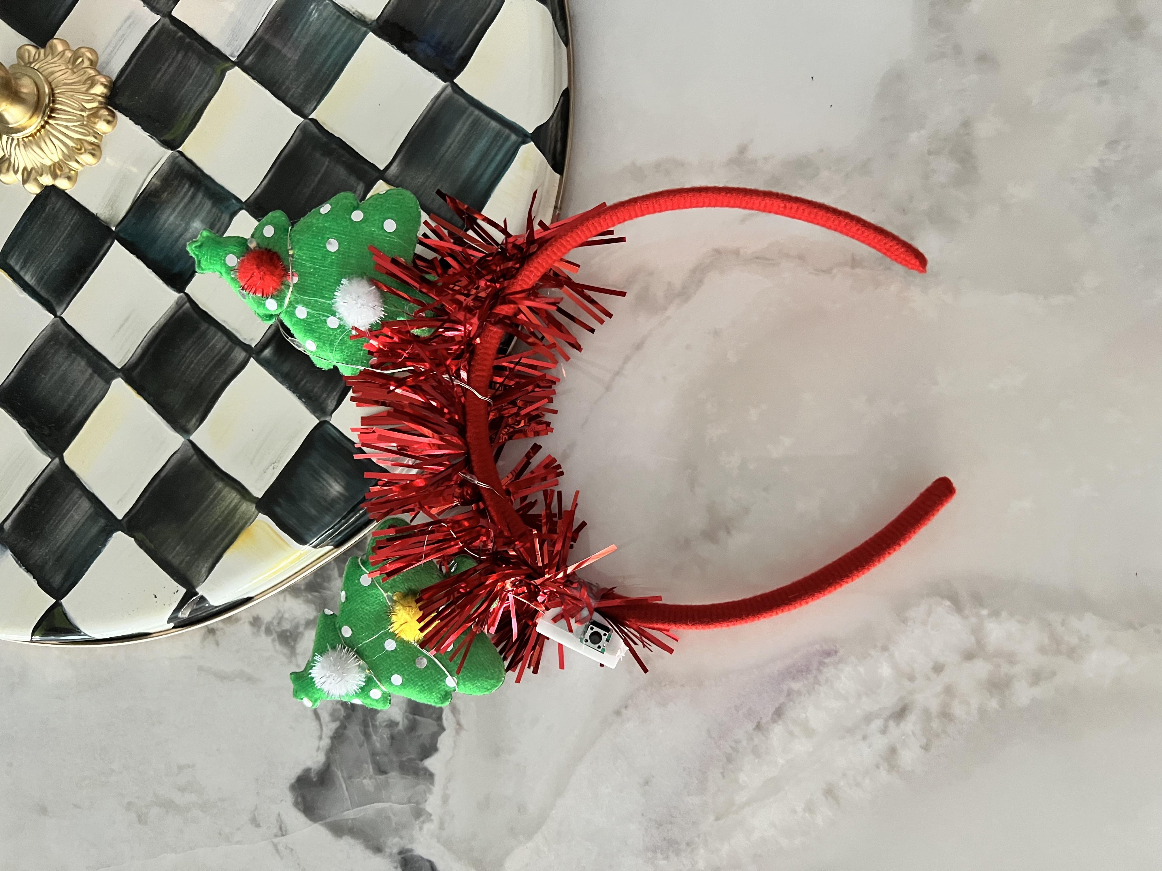 Işıklı Çam Ağacı Figürlü Kırmızı Taç