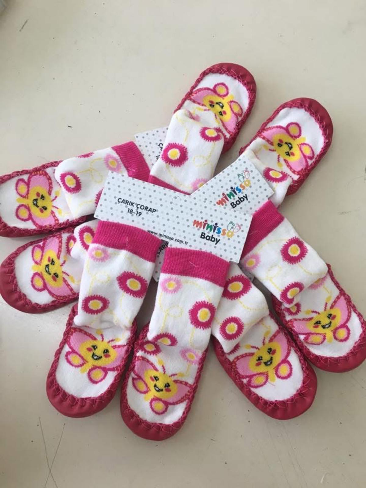 Kırmızı Kelebekli Kaydırmaz Çorap