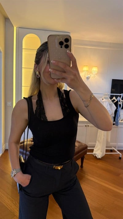 BOYUNDAN DANTELLİ ÇİFT YAKA SİYAH ASKILI BLUZ