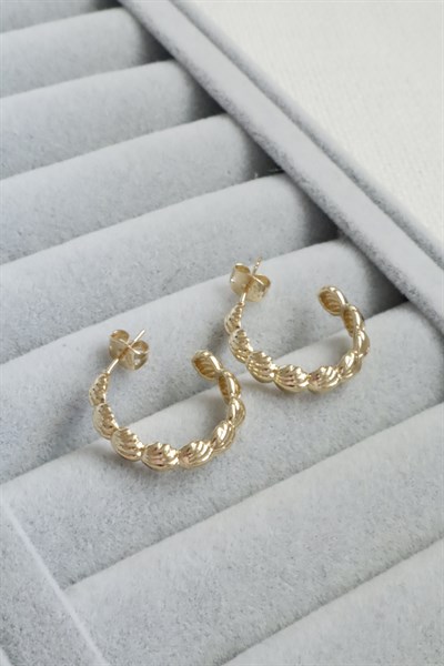 Kadın Küpe Kararmaz 14k Renk Vip Seri Minik Deniz Kabuklu Yarım Halka 2cm Küpe